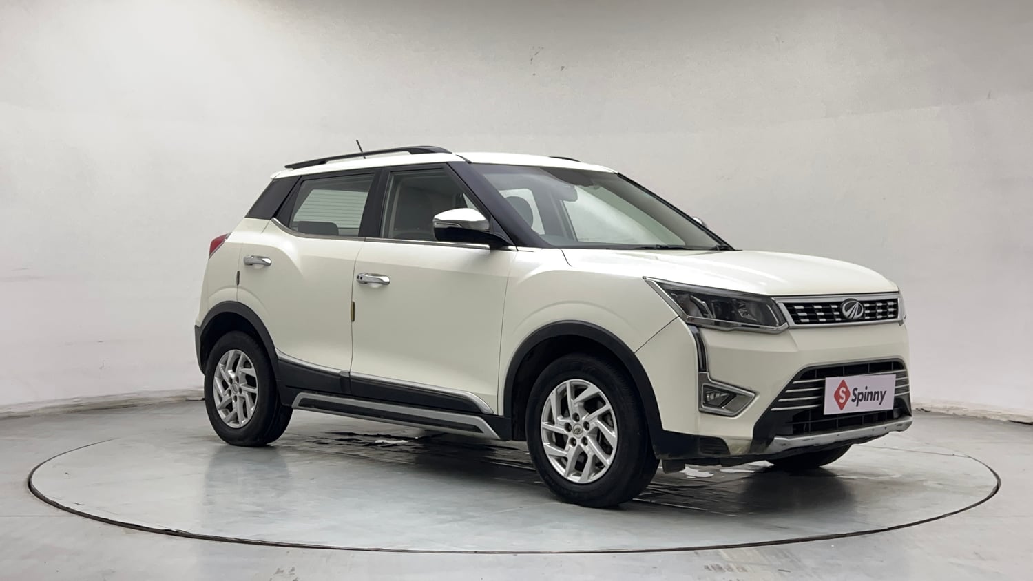 Used 2022 Mahindra XUV 300 W8 1.2 Petrol Petrol Manual exterior RIGHT FRONT CORNER VIEW