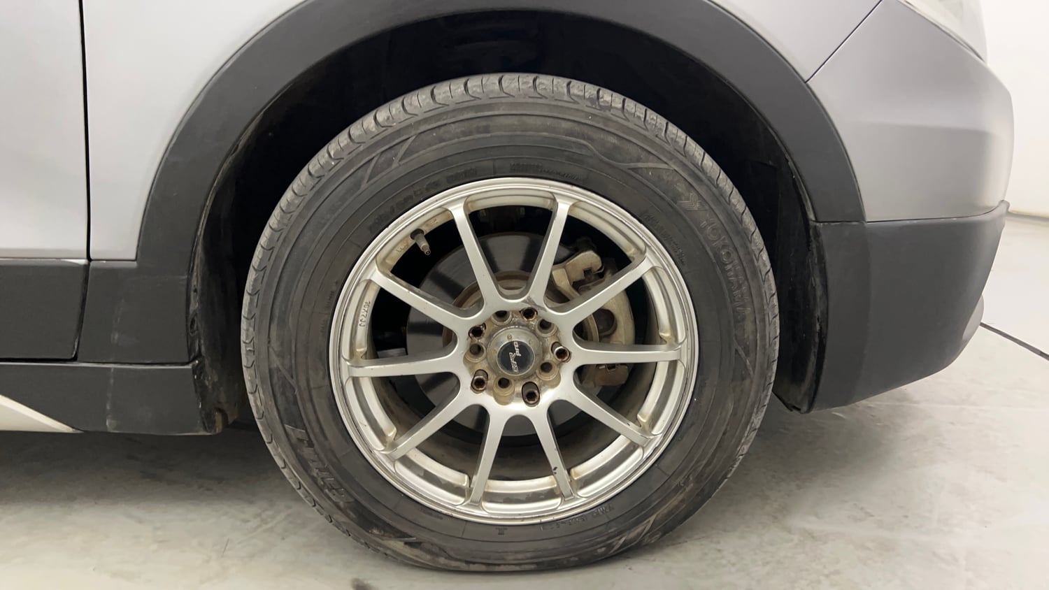 Used 2015 Maruti Suzuki S-Cross Alpha 1.6 Diesel Manual tyres RIGHT FRONT TYRE RIM VIEW