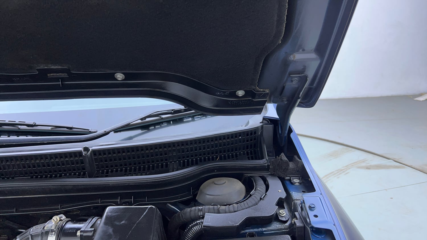 Used 2018 Maruti Suzuki S-Cross Zeta 1.3 Diesel Manual engine ENGINE LEFT SIDE HINGE & APRON VIEW