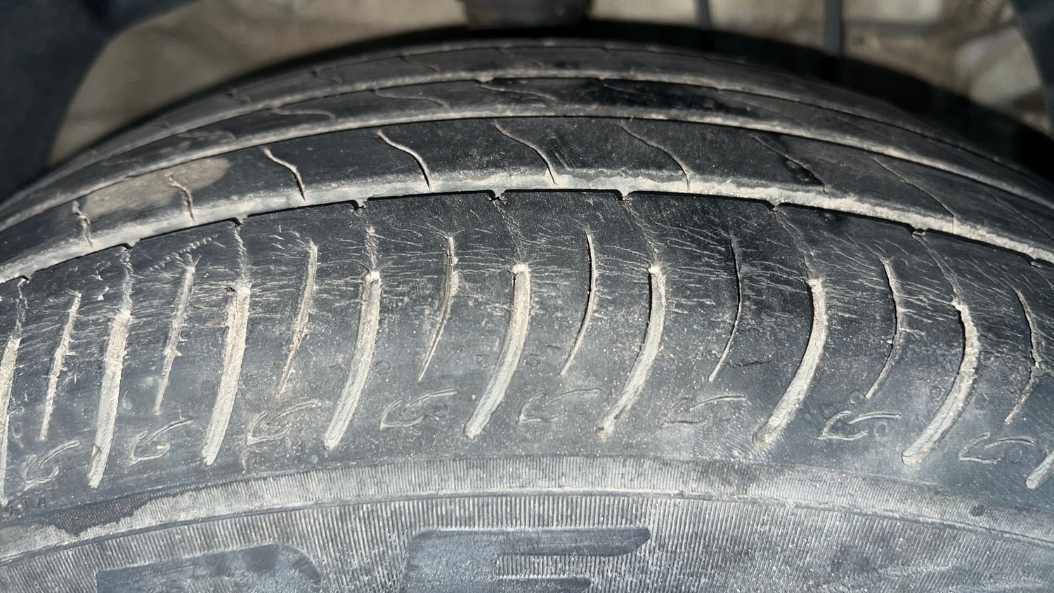 Used 2022 Mahindra XUV 300 W8 1.2 Petrol Petrol Manual tyres RIGHT FRONT TYRE TREAD VIEW