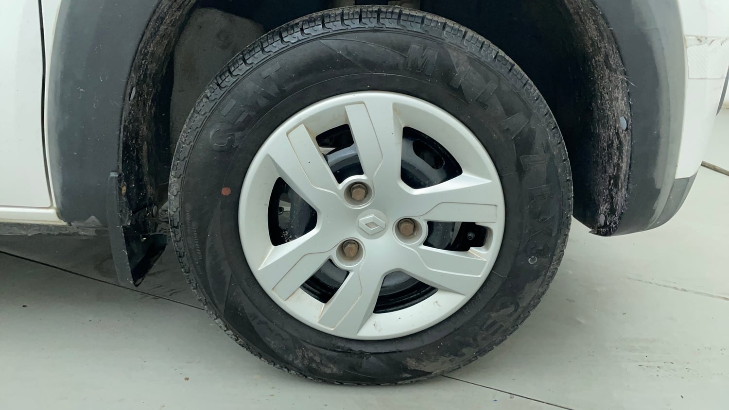 Used 2015 Renault Kwid RXT Petrol Manual tyres RIGHT FRONT TYRE RIM VIEW