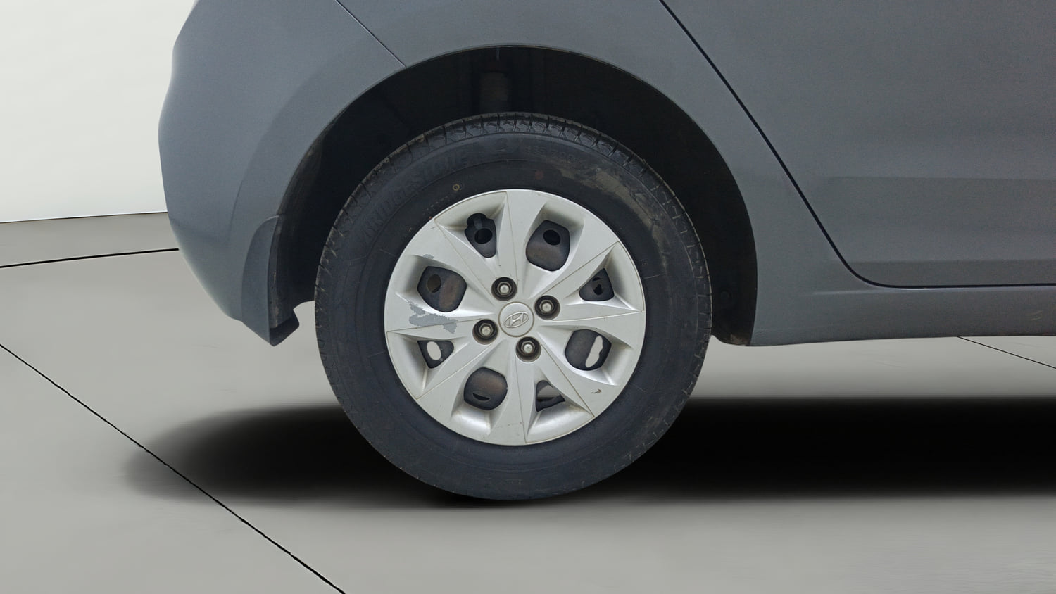 Used 2018 Hyundai Elite i20 Sportz 1.2 Petrol Manual tyres RIGHT REAR TYRE RIM VIEW
