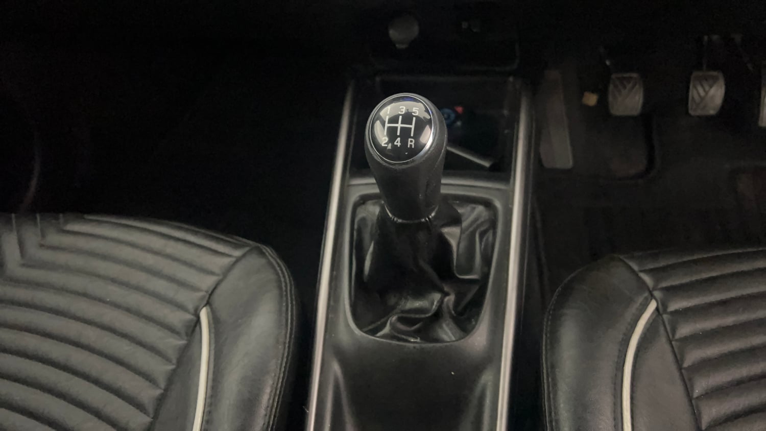 Used 2019 Maruti Suzuki Baleno Delta Petrol Manual interior GEAR  KNOB VIEW