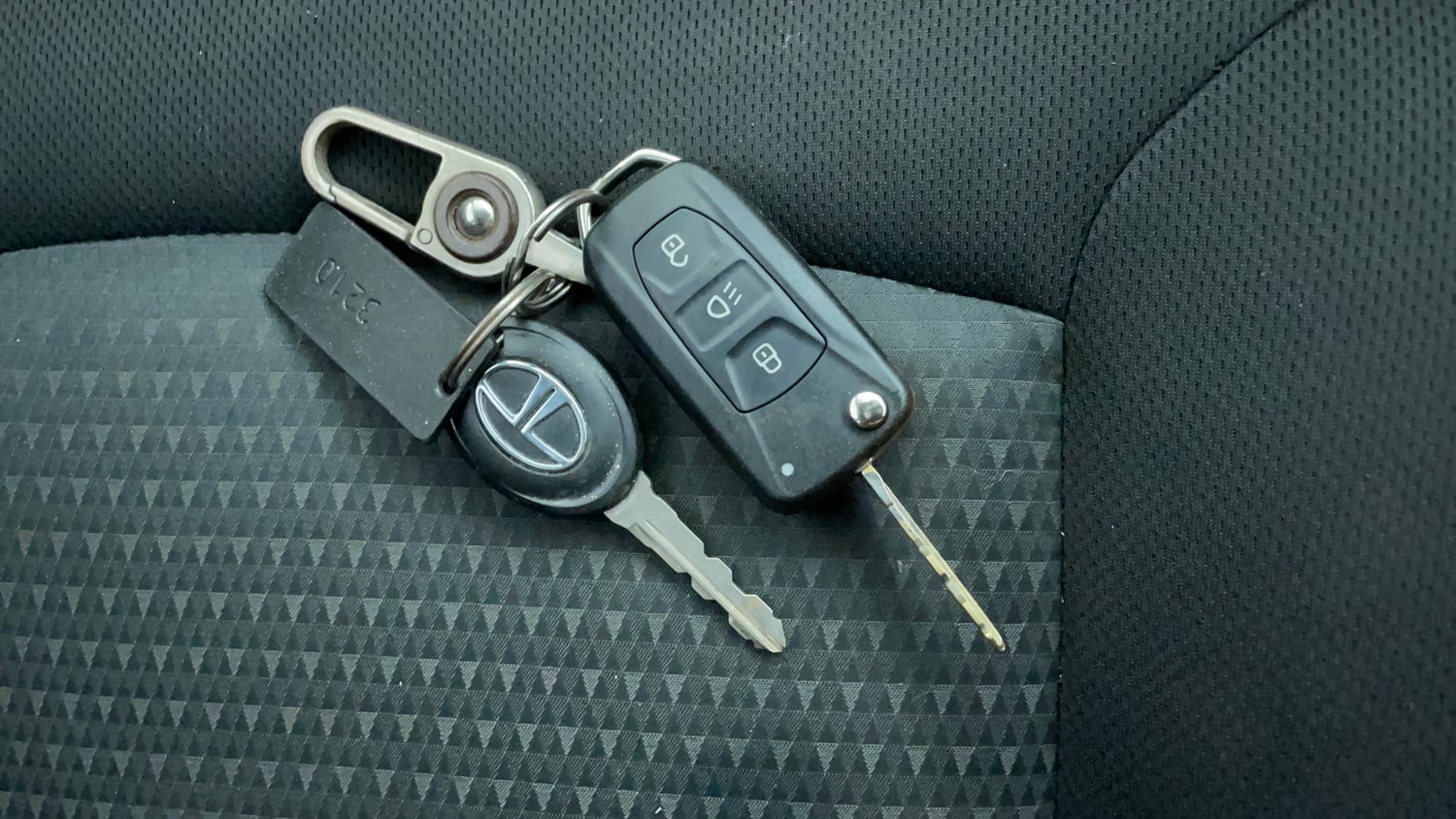 Used 2016 Tata Tiago Revotron XZ Petrol Manual extra CAR KEY VIEW