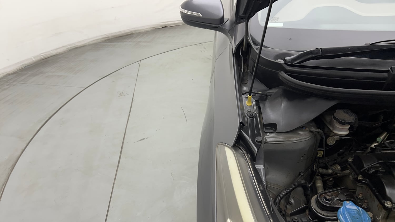 Used 2017 Hyundai Elite i20 Sportz 1.2 Petrol Manual engine ENGINE RIGHT SIDE HINGE & APRON VIEW