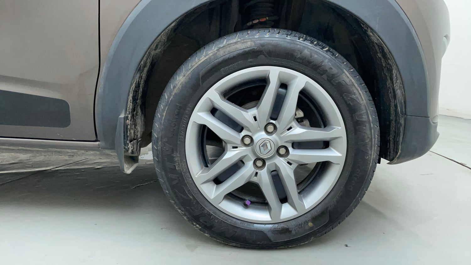 Used 2023 Renault Triber RXZ EASY-R AMT Petrol Automatic tyres RIGHT FRONT TYRE RIM VIEW