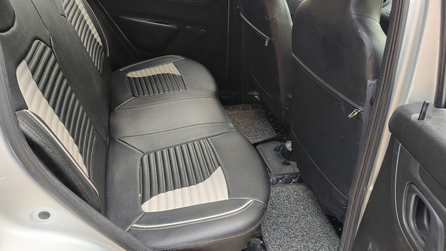 Used 2018 Renault Kwid 1.0 RXT Petrol Manual interior RIGHT SIDE REAR DOOR CABIN VIEW