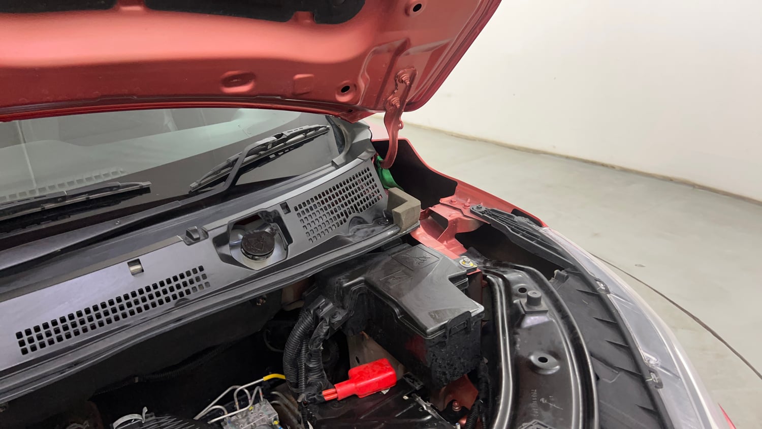 Used 2023 Nissan Magnite XV Premium Petrol Manual engine ENGINE LEFT SIDE HINGE & APRON VIEW