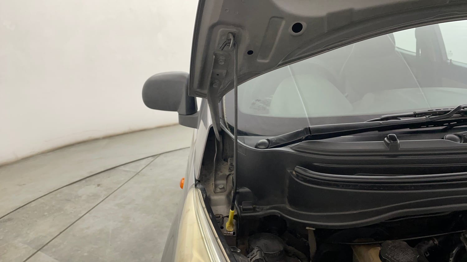 Used 2013 Hyundai Eon Magna Petrol Manual engine ENGINE RIGHT SIDE HINGE & APRON VIEW