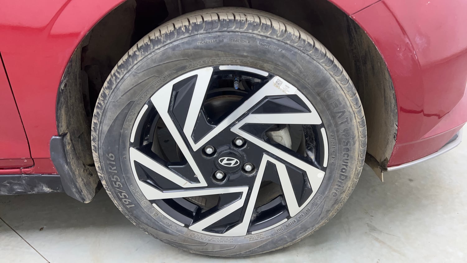 Used 2023 Hyundai New i20 Asta (O) 1.2 IVT Petrol Automatic tyres RIGHT FRONT TYRE RIM VIEW
