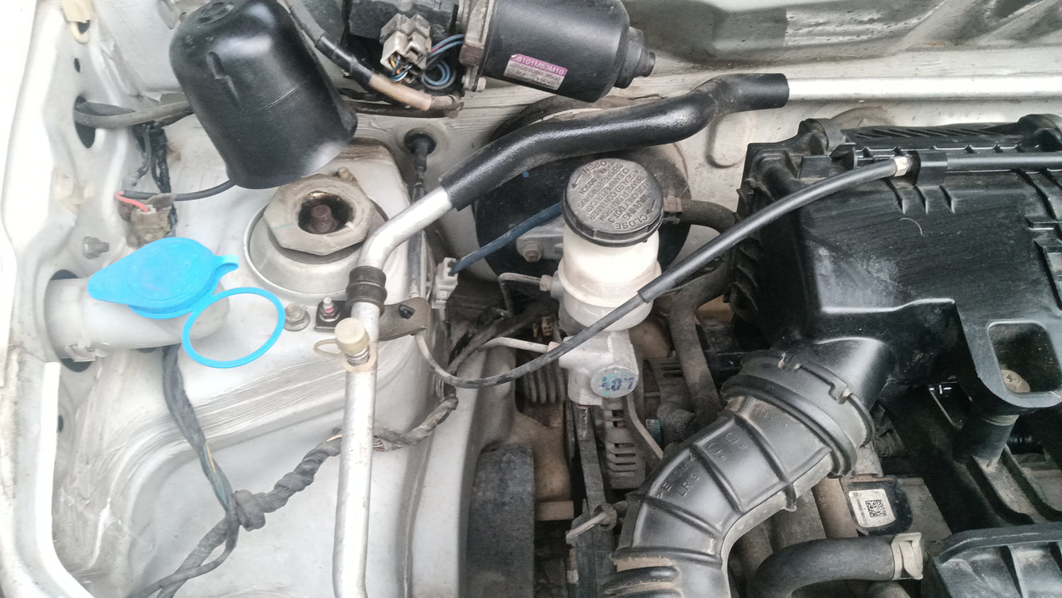 Used 2014 Maruti Suzuki Alto 800 Lxi Petrol Manual engine ENGINE RIGHT SIDE HINGE & APRON VIEW