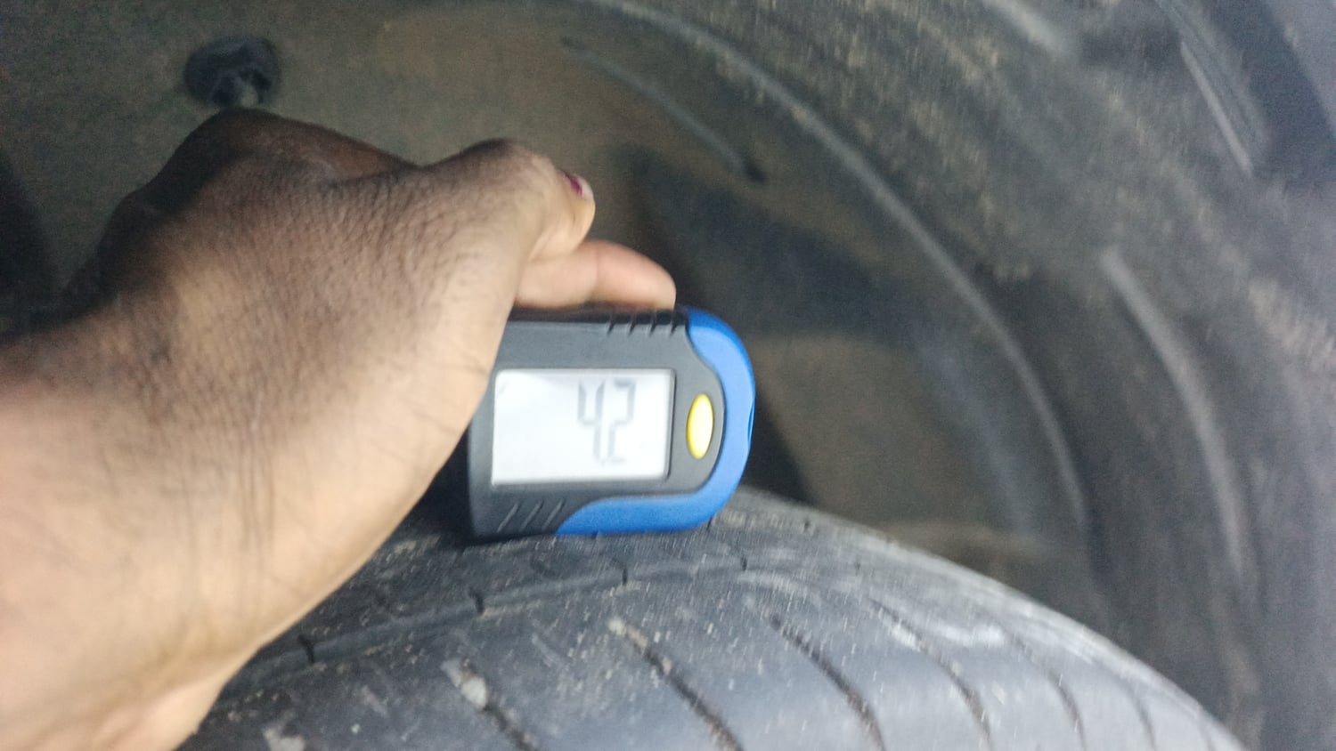 Used 2024 Tata Punch Accomplished Dazzle Pack MT Petrol Manual tyres RIGHT FRONT TYRE TREAD VIEW