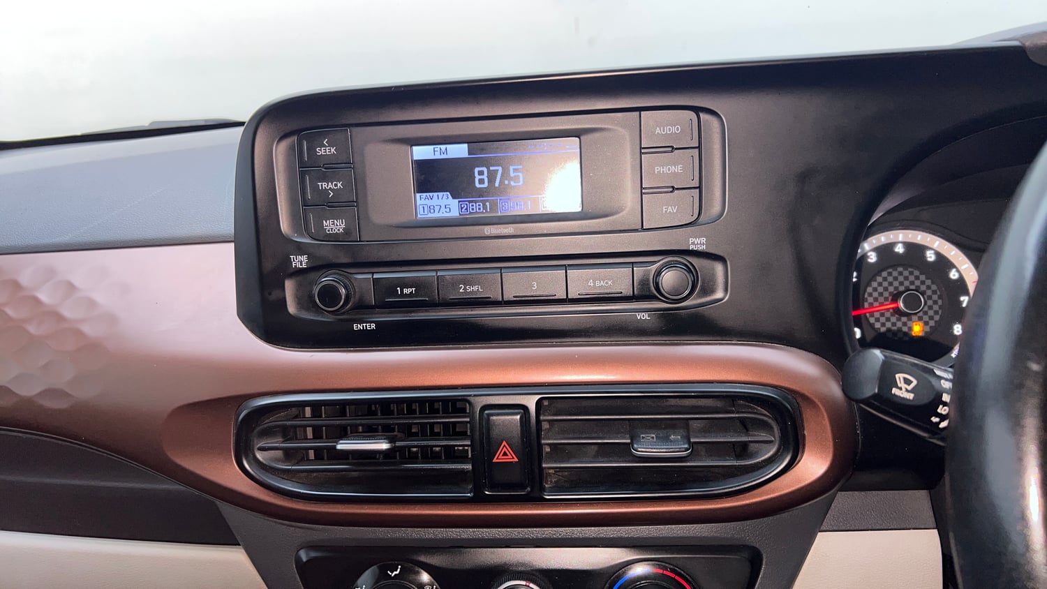 Used 2021 Hyundai Aura S 1.2 CNG Cng Manual top_features Integrated (in-dash) music system