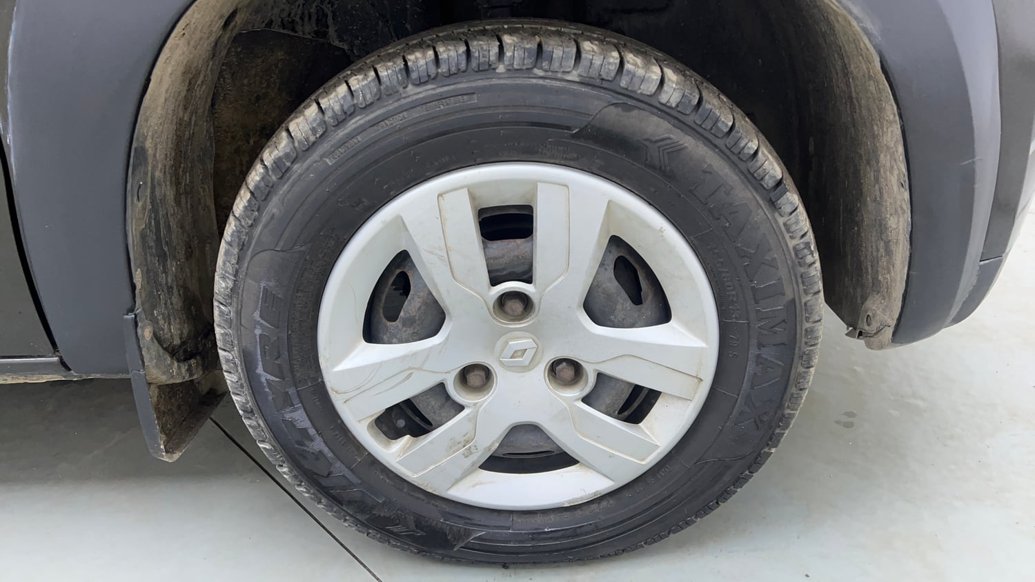 Used 2016 Renault Kwid RXT Petrol Manual tyres RIGHT FRONT TYRE RIM VIEW