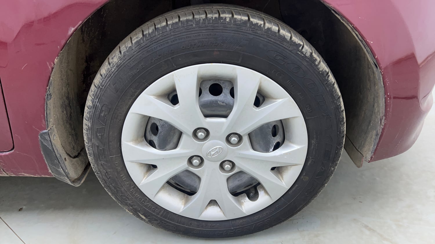 Used 2014 Hyundai Grand i10 Sportz 1.2 Kappa VTVT Petrol Manual tyres RIGHT FRONT TYRE RIM VIEW