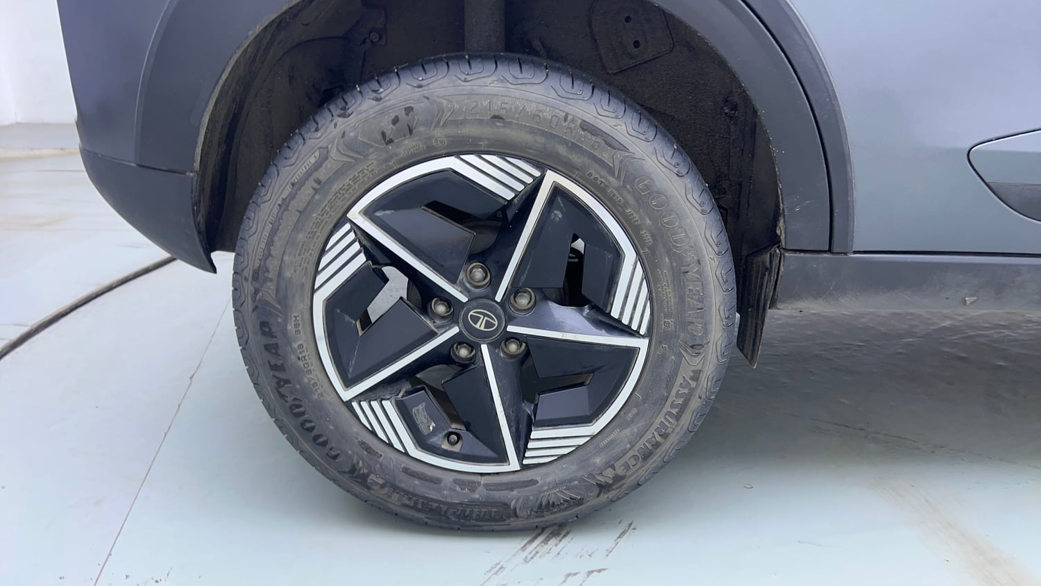 Used 2025 Tata Nexon Fearless Plus S 1.2 Revotron Petrol 7DCA DT Petrol Automatic tyres RIGHT REAR TYRE RIM VIEW