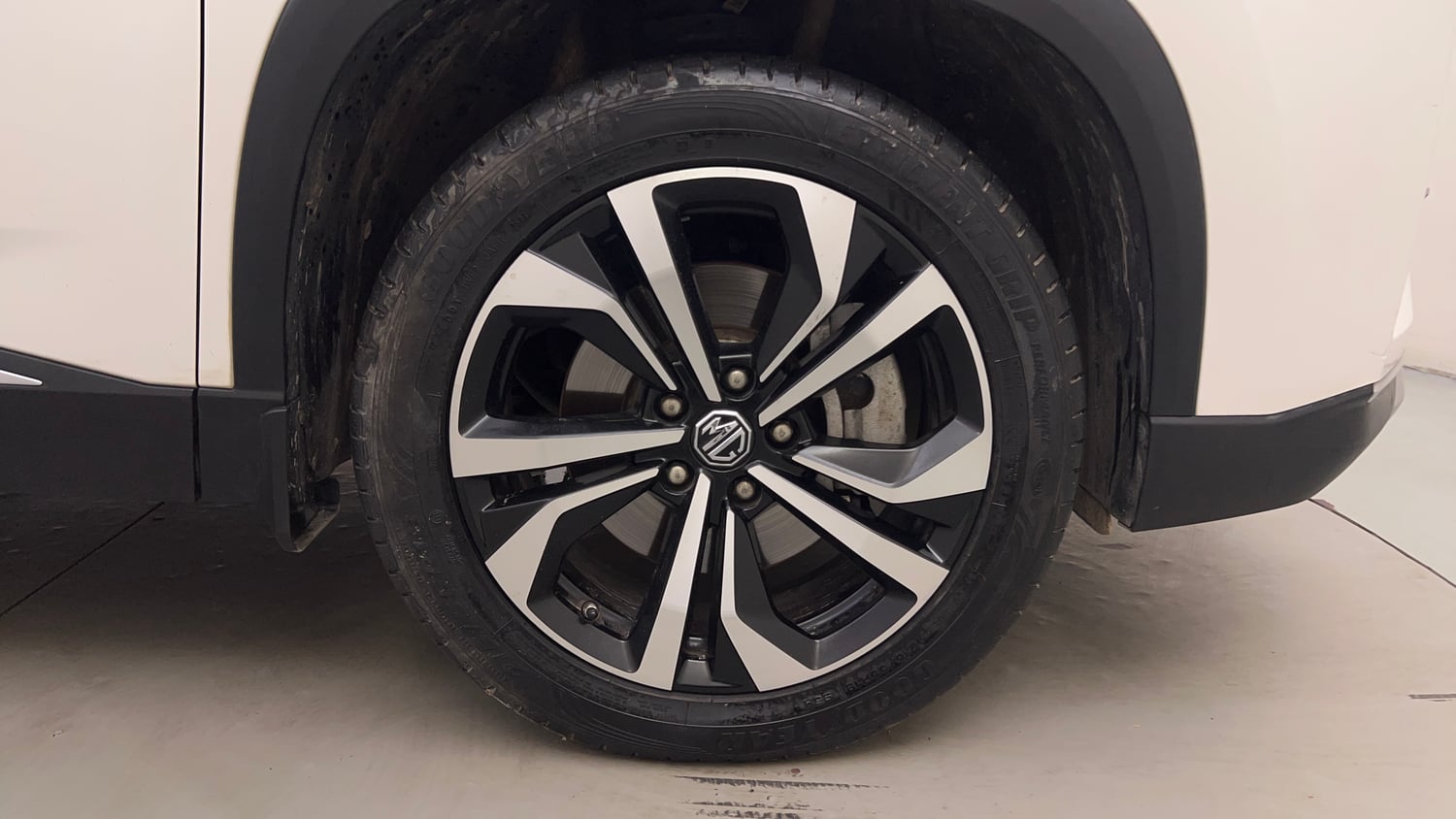 Used 2023 MG Motors Hector Plus Sharp Pro 2.0 Turbo Diesel 6 STR Diesel Manual tyres RIGHT FRONT TYRE RIM VIEW