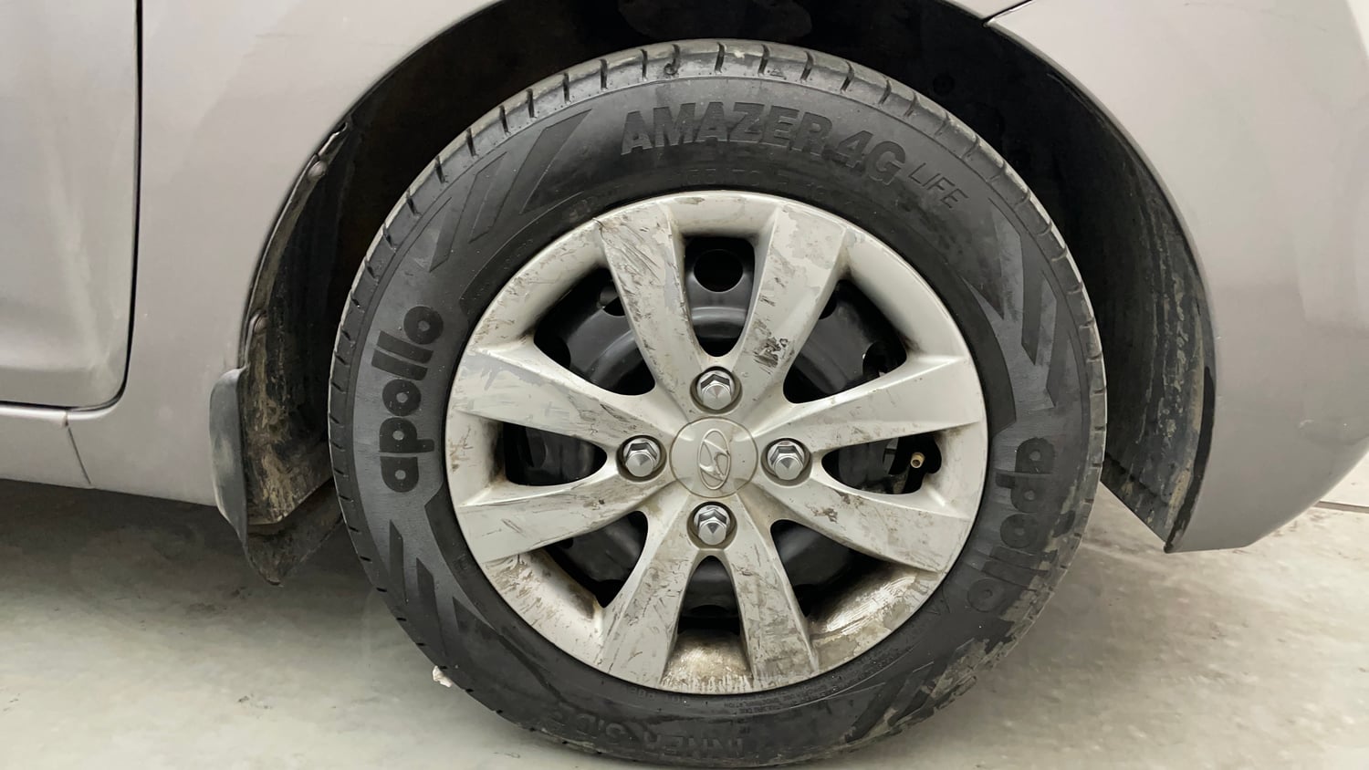 Used 2013 Hyundai Eon Magna Petrol Manual tyres RIGHT FRONT TYRE RIM VIEW