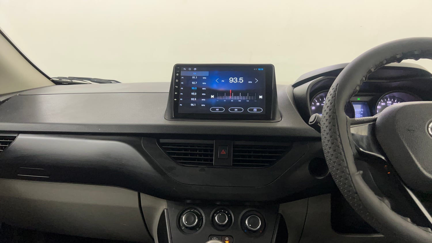 Used 2018 Tata Nexon XE Petrol Manual interior MUSIC SYSTEM & AC CONTROL VIEW