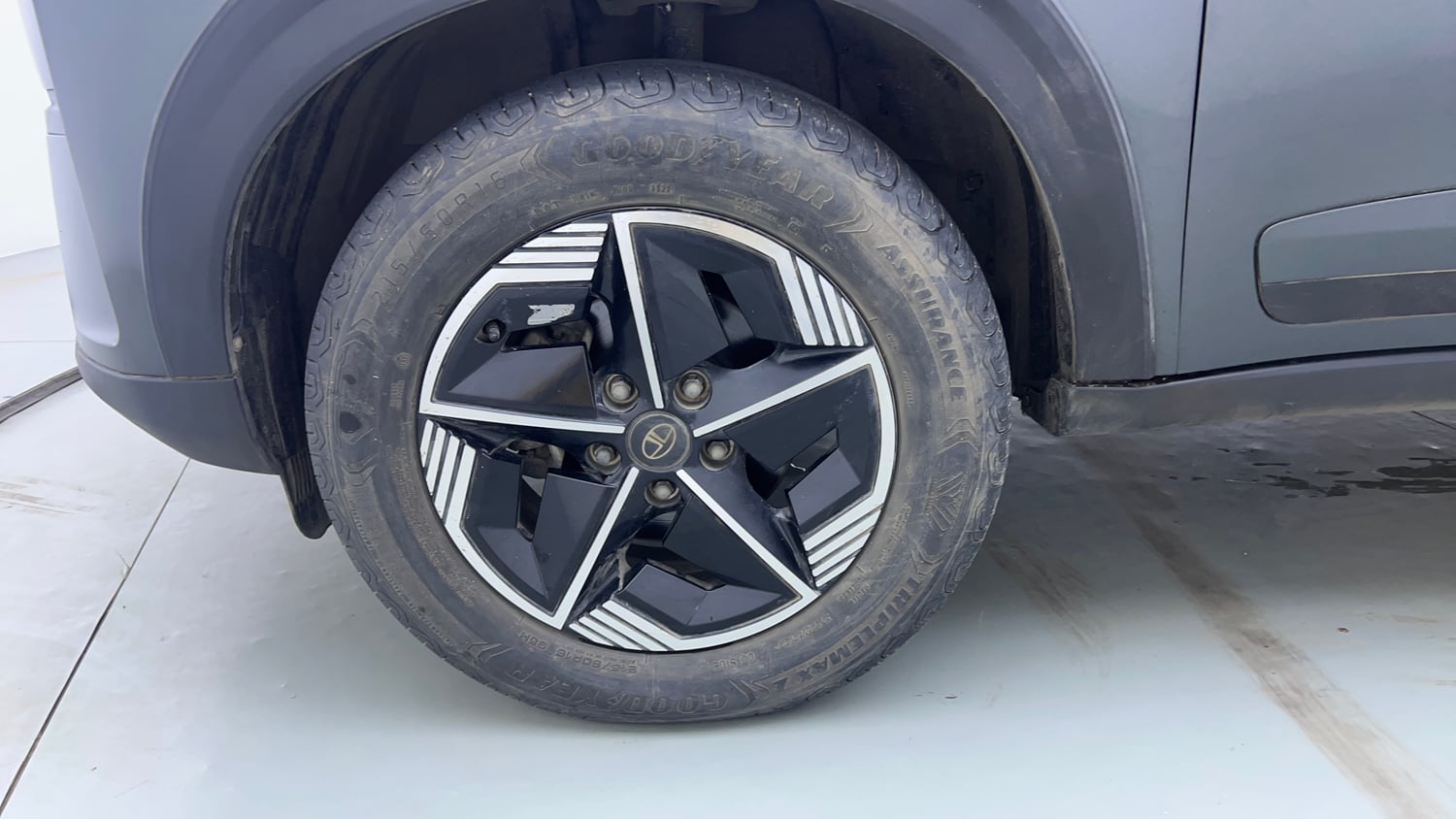 Used 2025 Tata Nexon Fearless Plus S 1.2 Revotron Petrol 7DCA DT Petrol Automatic tyres LEFT FRONT TYRE RIM VIEW