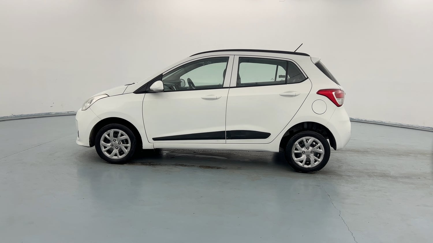 Used 2018 Hyundai Grand i10 Sportz (O) U2 1.2 CRDi Diesel Manual exterior LEFT SIDE VIEW