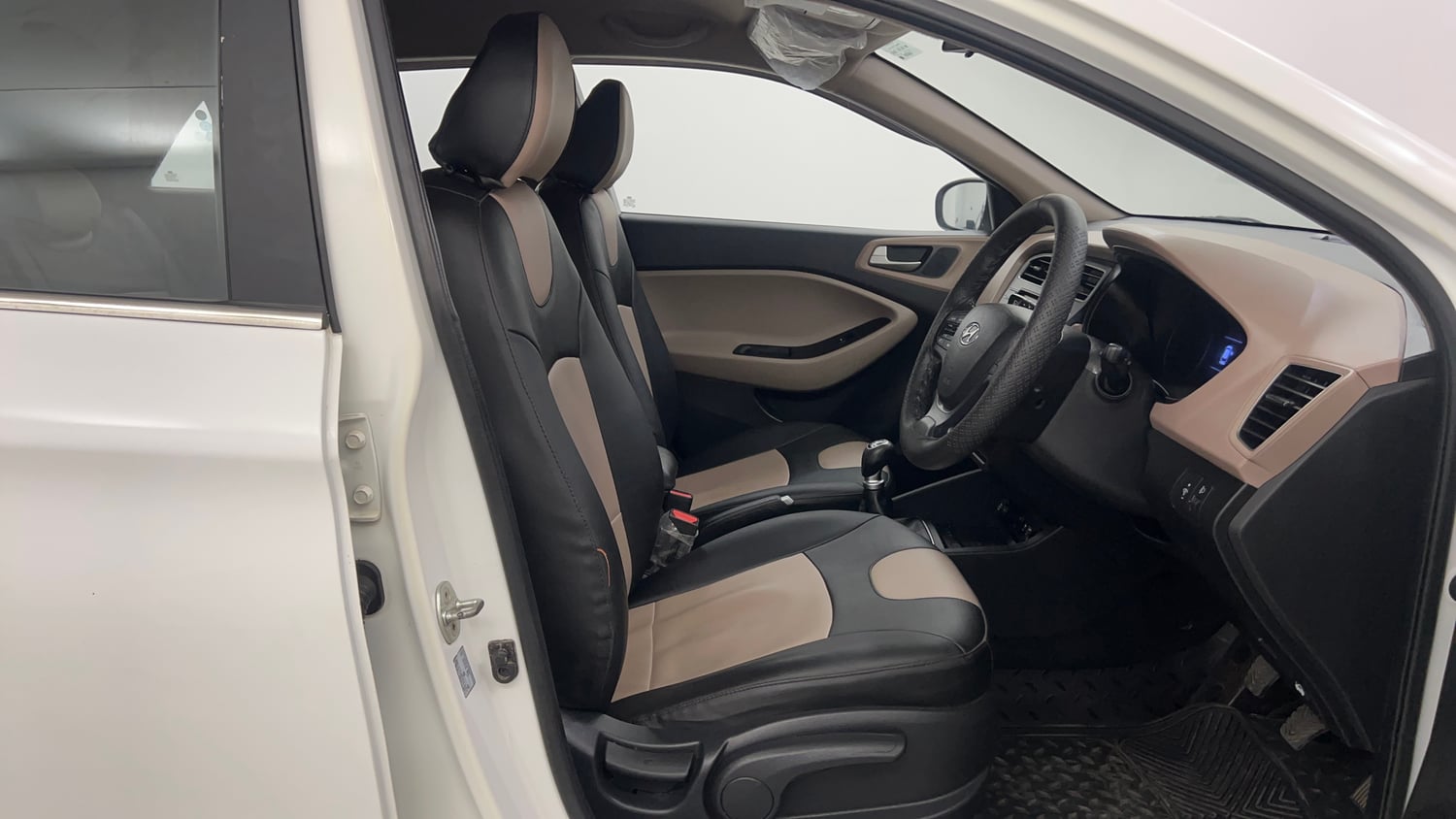 Used 2020 Hyundai Elite i20 Asta 1.2 (O) Petrol Manual interior RIGHT SIDE FRONT DOOR CABIN VIEW