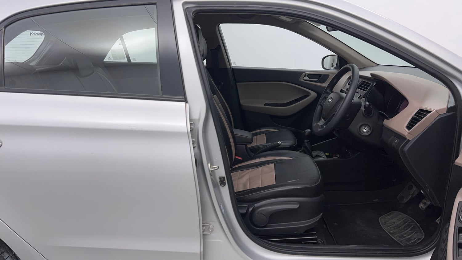 Used 2018 Hyundai Elite i20 Asta 1.2 Petrol Manual interior RIGHT SIDE FRONT DOOR CABIN VIEW