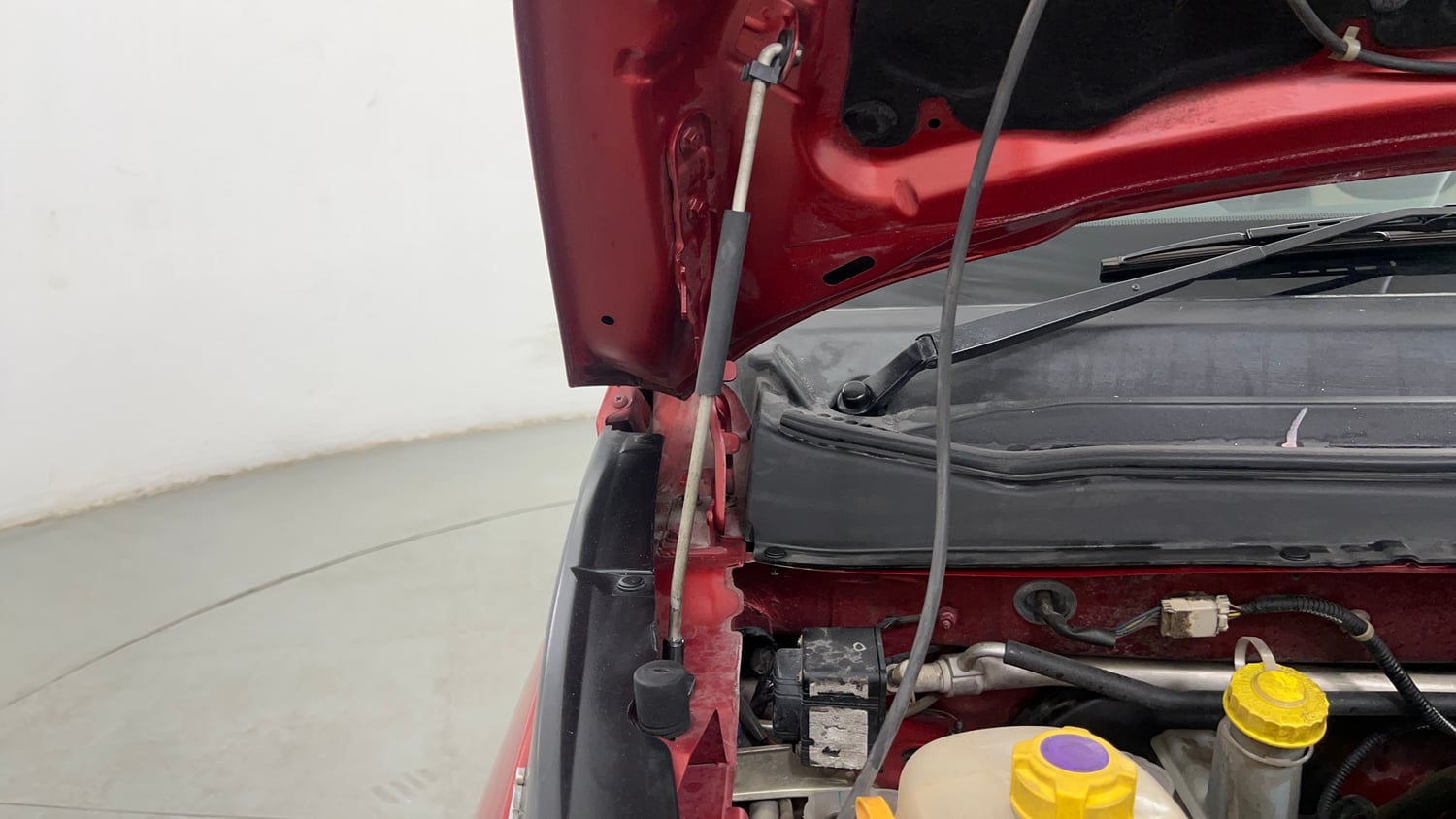 Used 2018 Mahindra KUV100 NXT K8 6 STR Petrol Manual engine ENGINE RIGHT SIDE HINGE & APRON VIEW