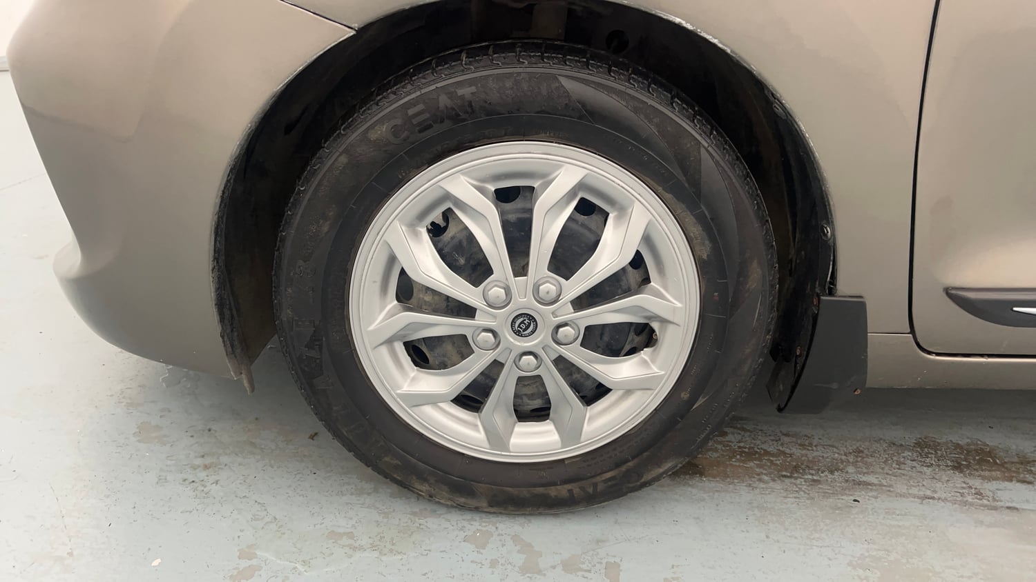 Used 2019 Maruti Suzuki Baleno Delta Petrol Manual tyres LEFT FRONT TYRE RIM VIEW