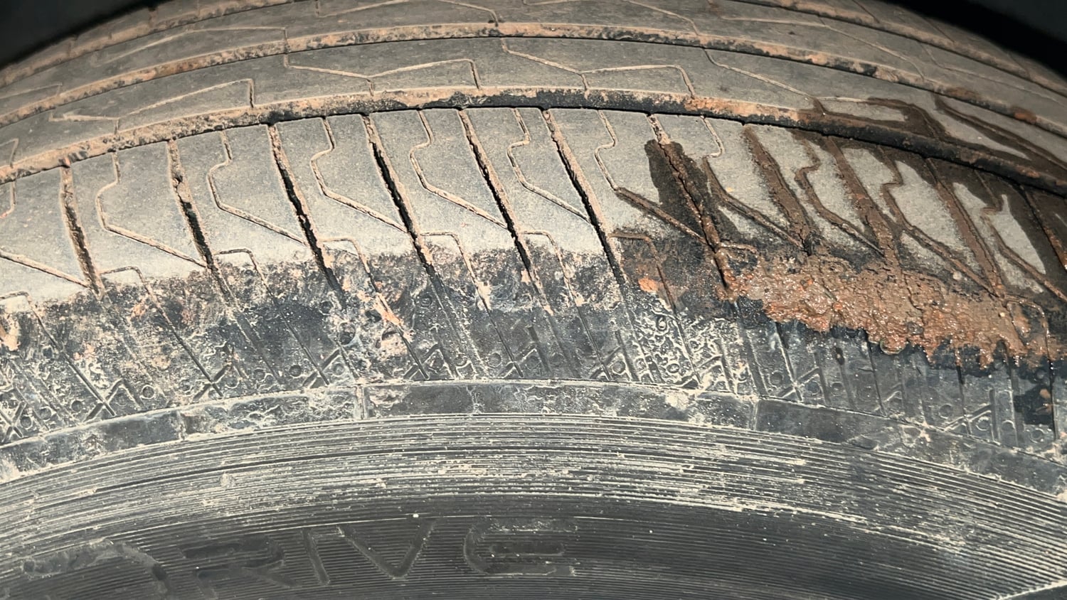 Used 2025 Tata Punch Adventure Plus Petrol Manual tyres RIGHT FRONT TYRE TREAD VIEW