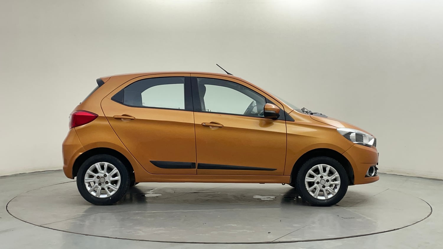 Used 2016 Tata Tiago Revotron XZ Petrol Manual exterior RIGHT SIDE VIEW