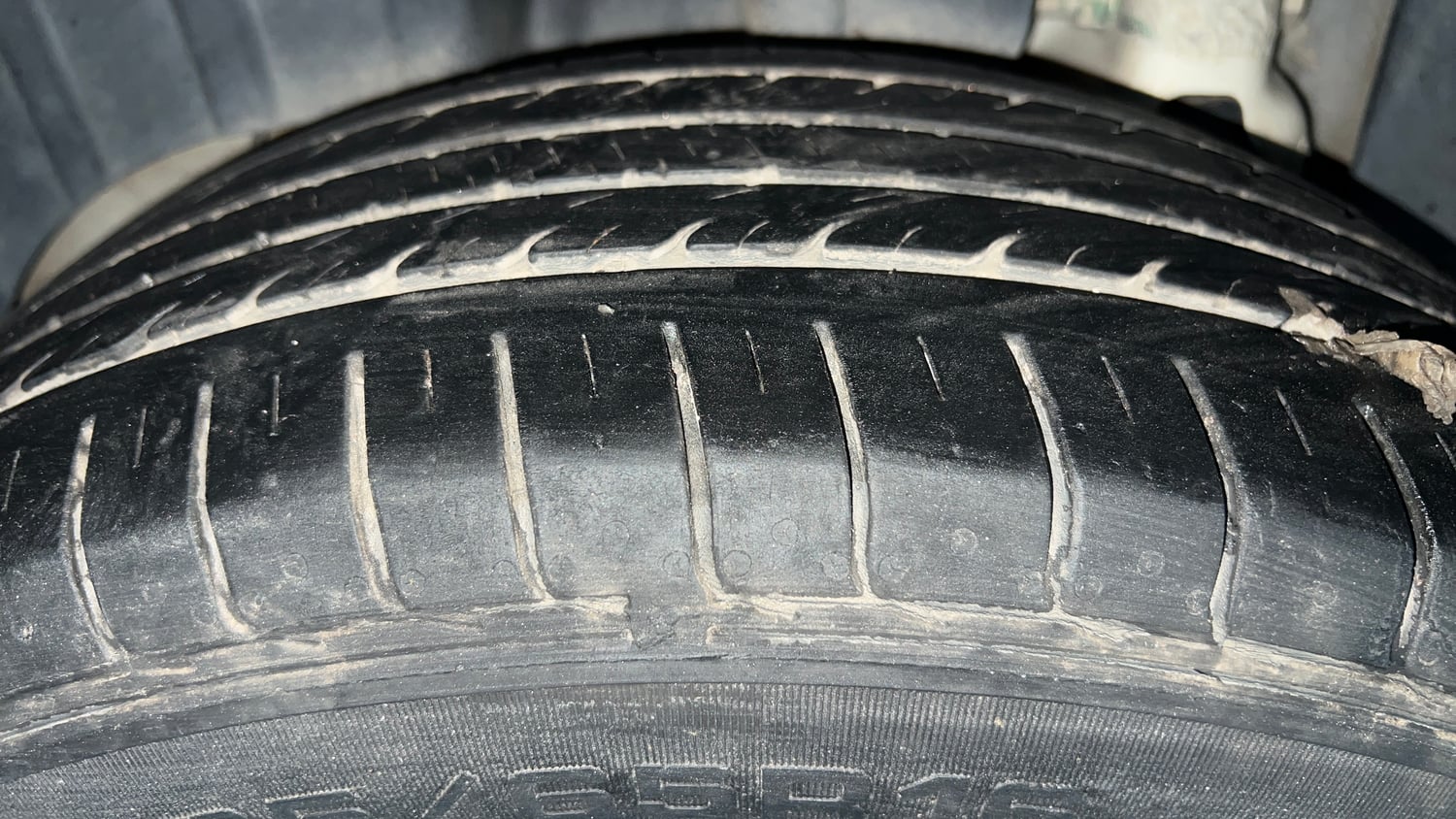 Used 2022 Mahindra XUV 300 W8 1.2 Petrol Petrol Manual tyres RIGHT REAR TYRE TREAD VIEW