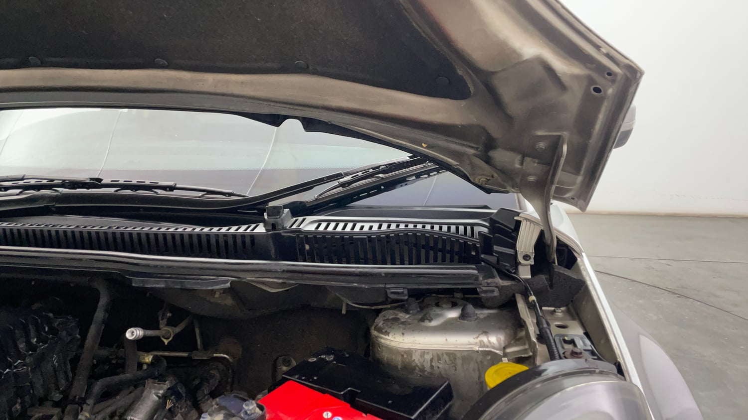 Used 2019 Tata Nexon XZ Plus Petrol Manual engine ENGINE LEFT SIDE HINGE & APRON VIEW