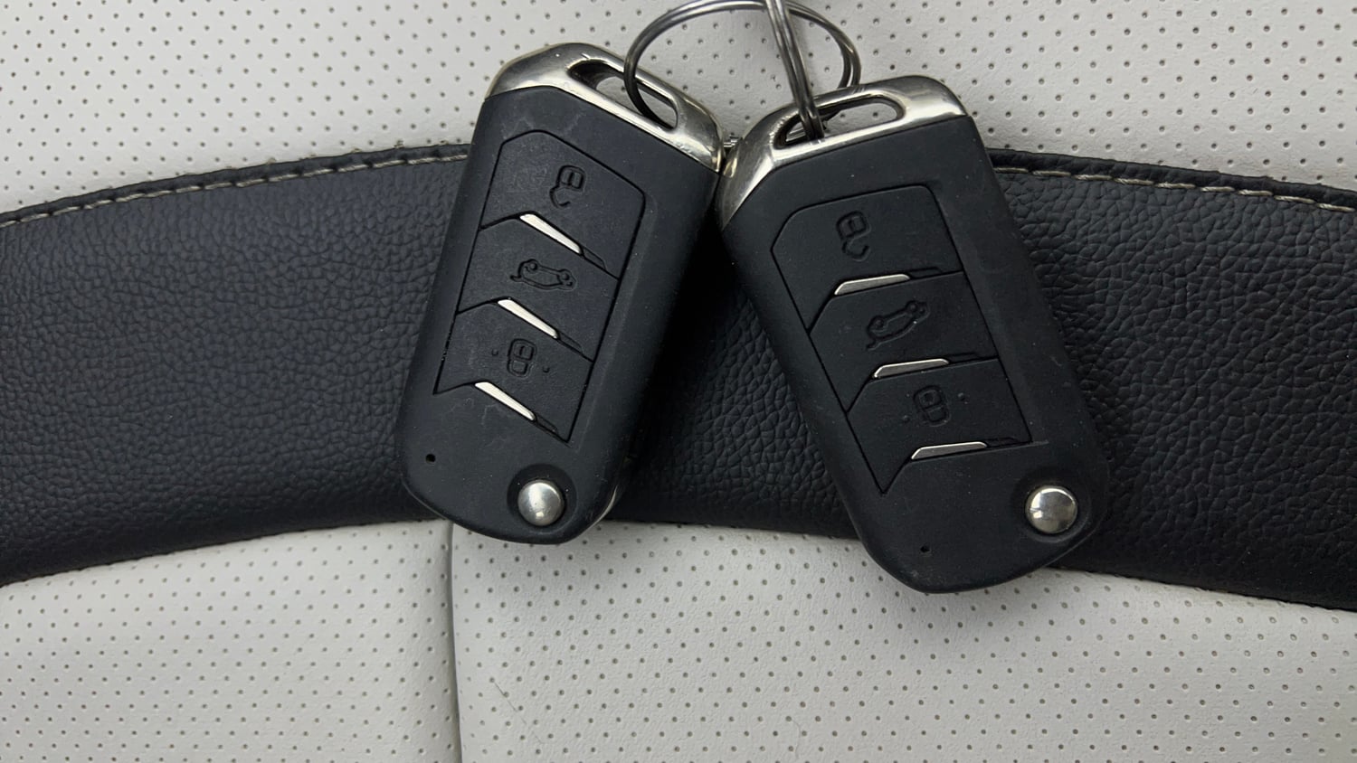 Used 2022 Mahindra XUV 300 W8 1.2 Petrol Petrol Manual extra CAR KEY VIEW