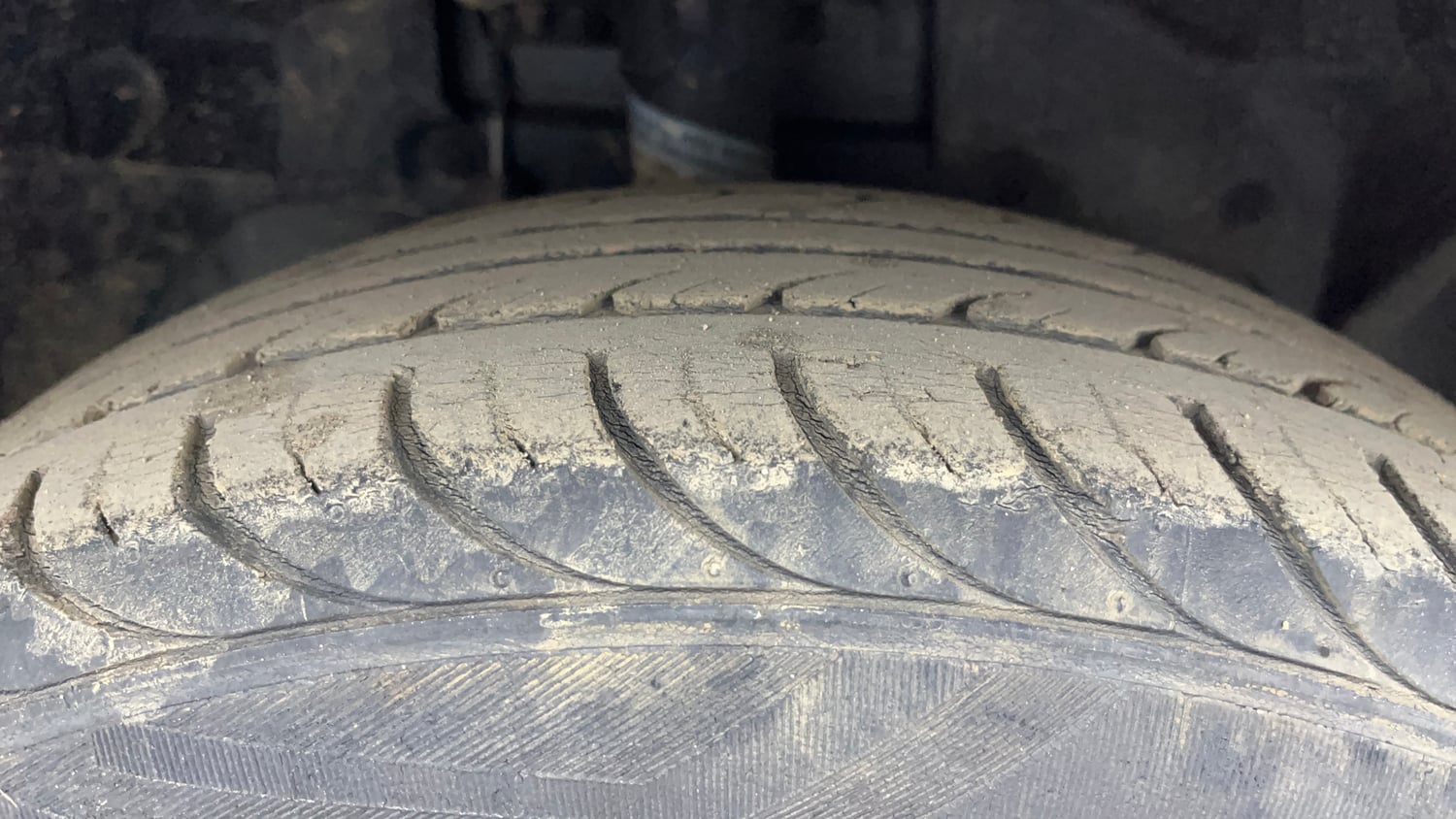 Used 2018 Ford Figo Aspire Trend 1.2 Ti-VCT Petrol Manual tyres RIGHT FRONT TYRE TREAD VIEW