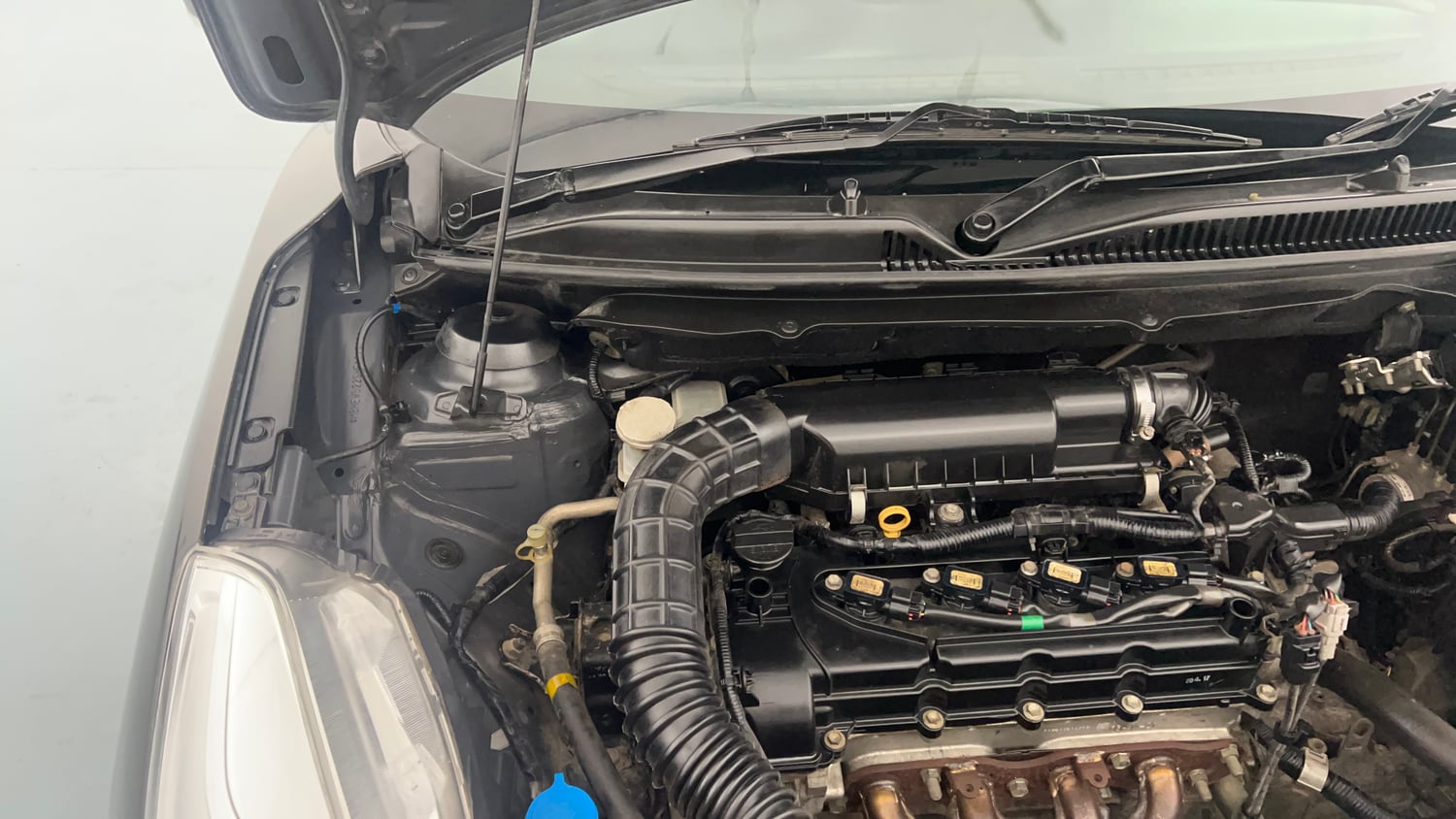 Used 2017 Maruti Suzuki Baleno Zeta 1.2 Petrol Manual engine ENGINE RIGHT SIDE HINGE & APRON VIEW
