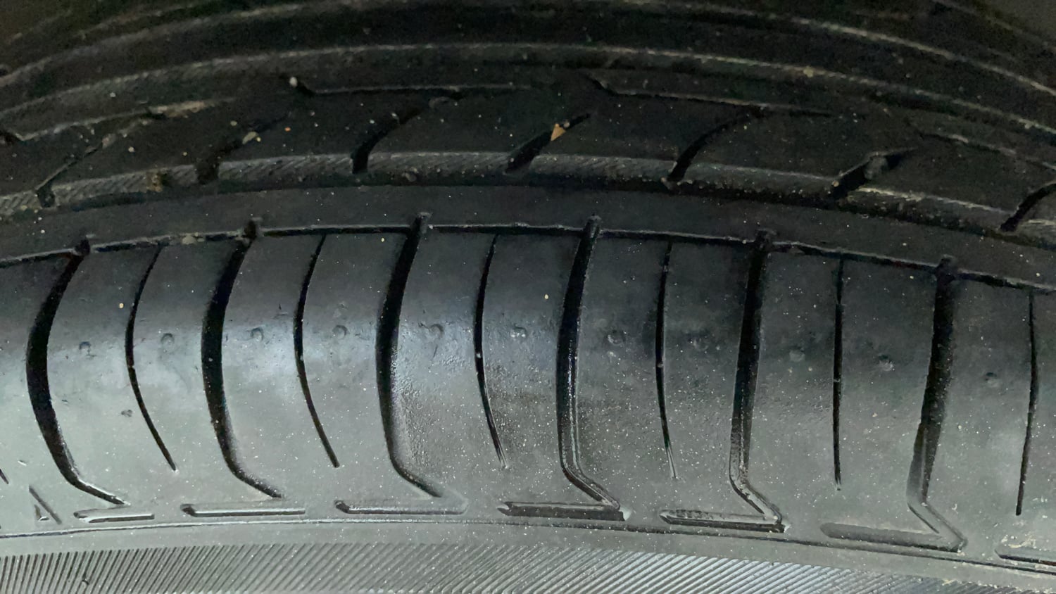 Used 2017 Maruti Suzuki Dzire VXi Petrol Manual tyres RIGHT FRONT TYRE TREAD VIEW