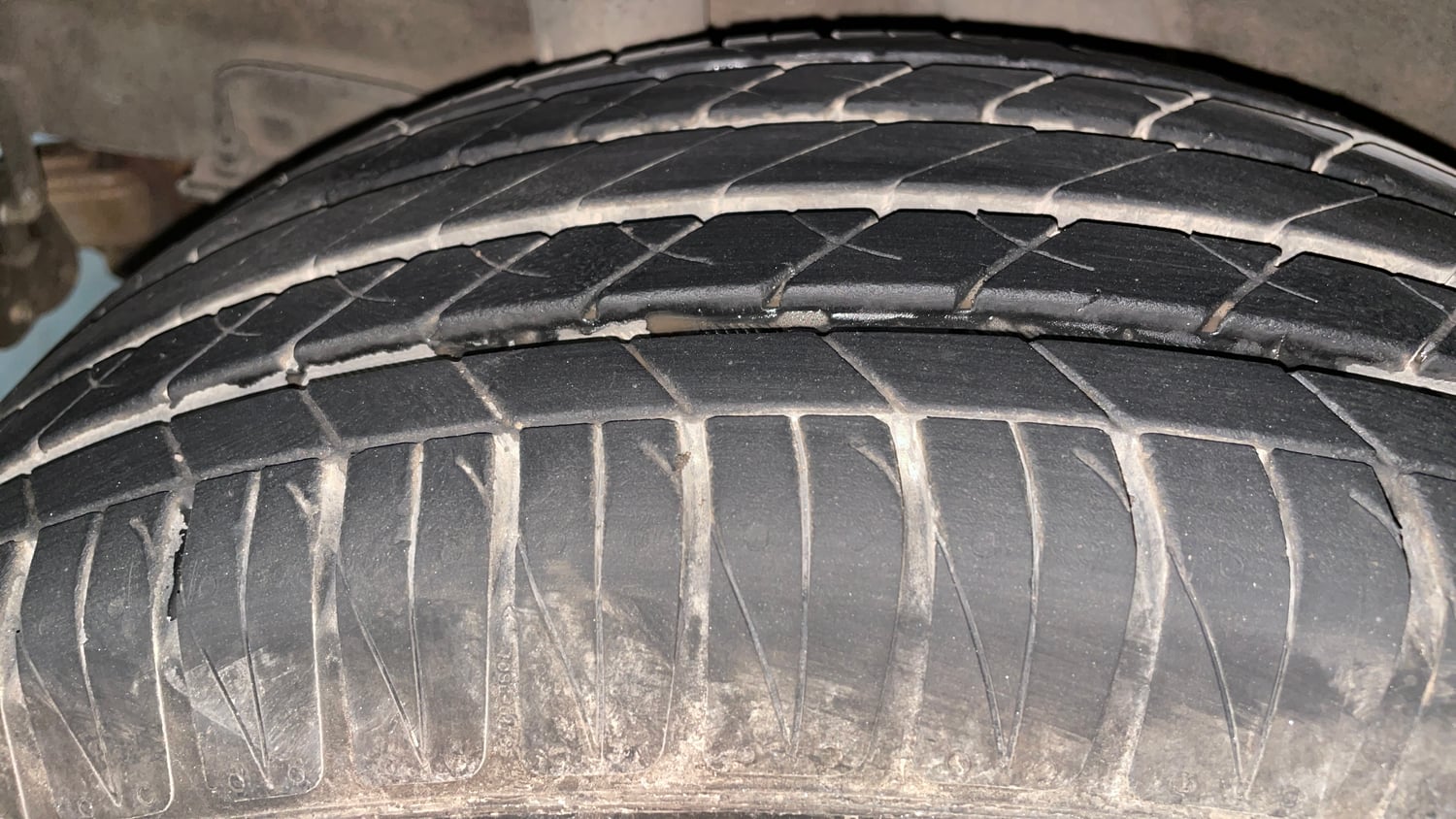Used 2020 Hyundai Venue SX (O) 1.0 Turbo iMT Petrol Manual tyres RIGHT REAR TYRE TREAD VIEW