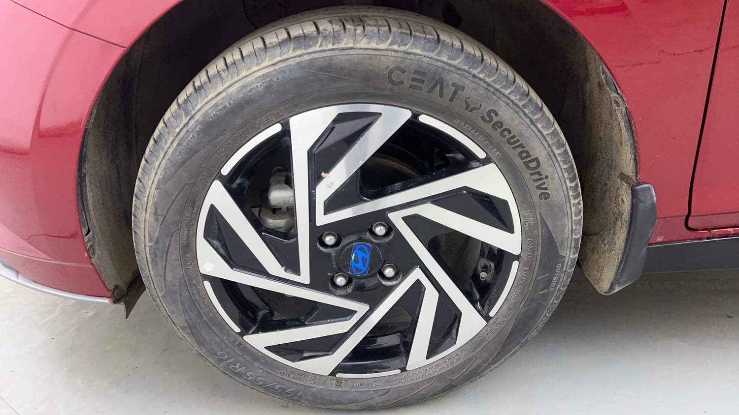Used 2023 Hyundai New i20 Asta (O) 1.2 IVT Petrol Automatic tyres LEFT FRONT TYRE RIM VIEW