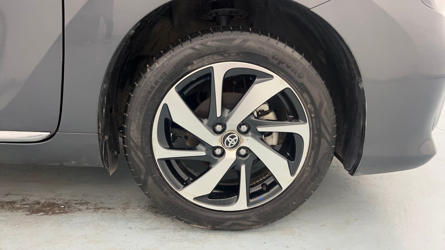 Used 2024 Toyota Glanza V AMT Petrol Automatic tyres RIGHT FRONT TYRE RIM VIEW