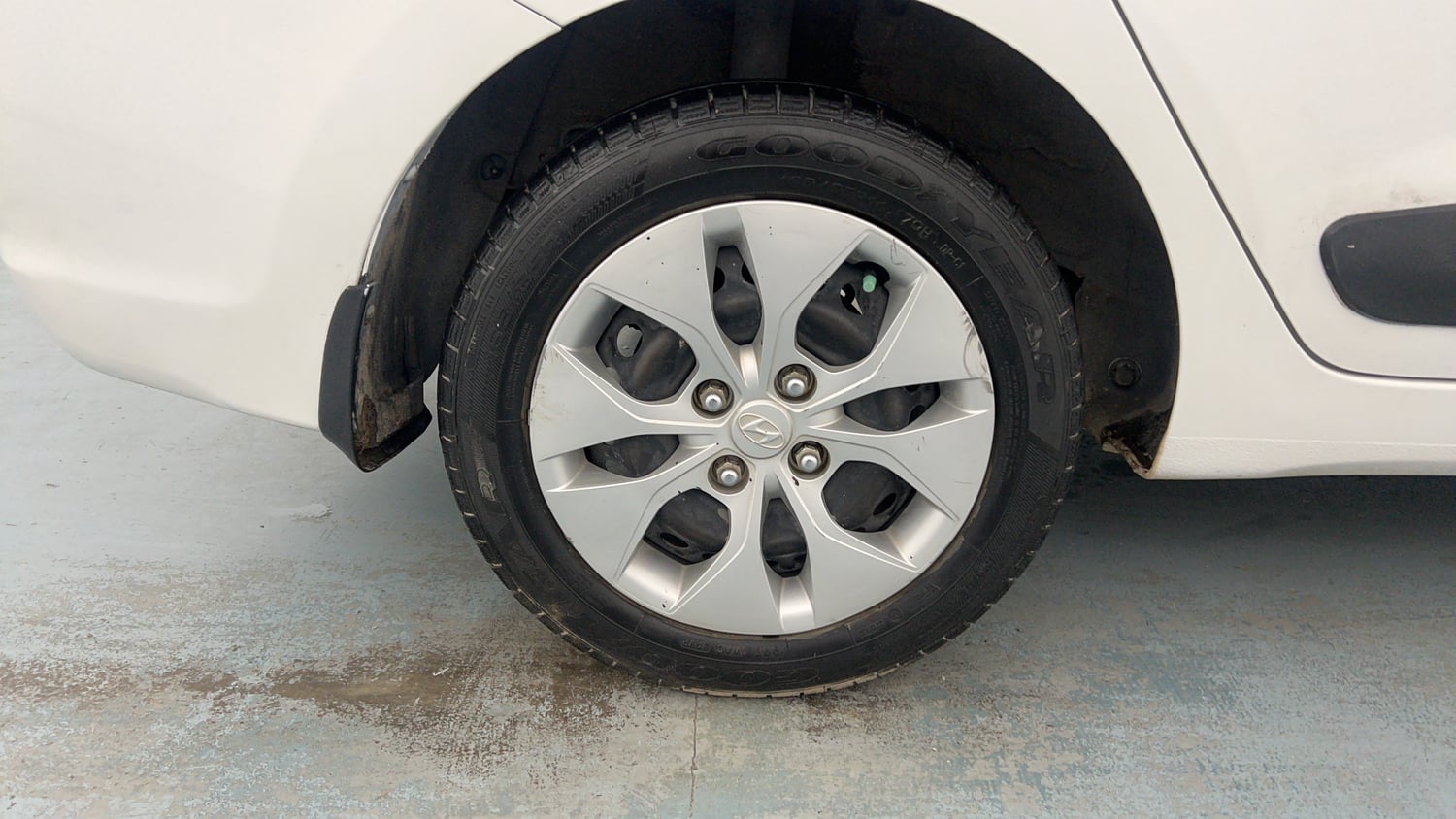 Used 2014 Hyundai Xcent S 1.2 Petrol Manual tyres RIGHT REAR TYRE RIM VIEW