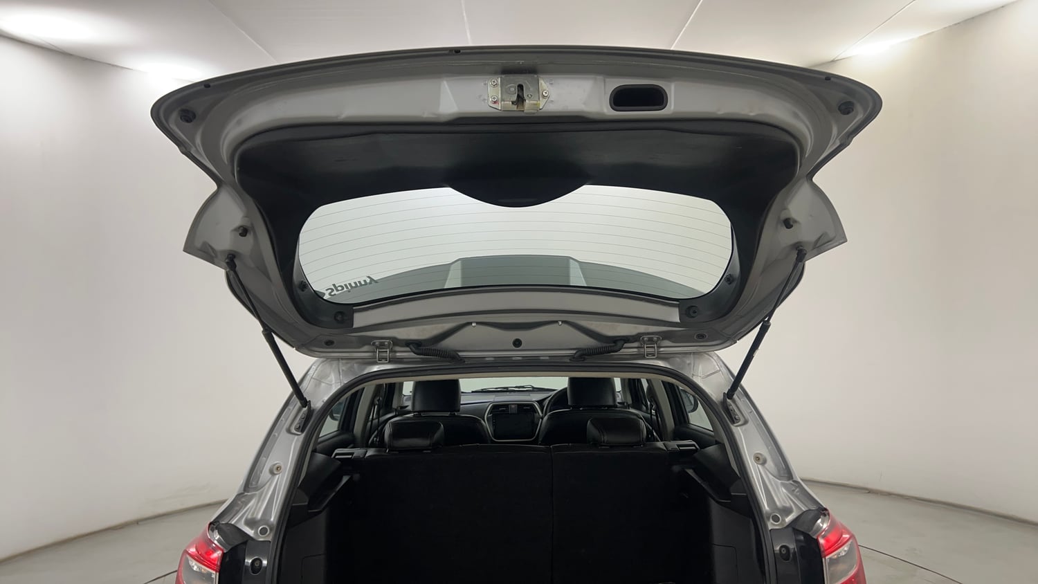 Used 2015 Maruti Suzuki S-Cross Alpha 1.6 Diesel Manual interior DICKY DOOR OPEN VIEW