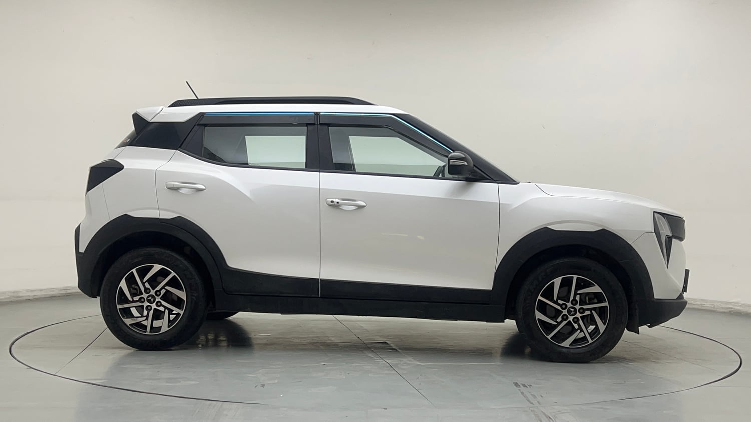 Used 2024 Mahindra XUV 3XO AX5 1.5 Diesel Diesel Manual exterior RIGHT SIDE VIEW