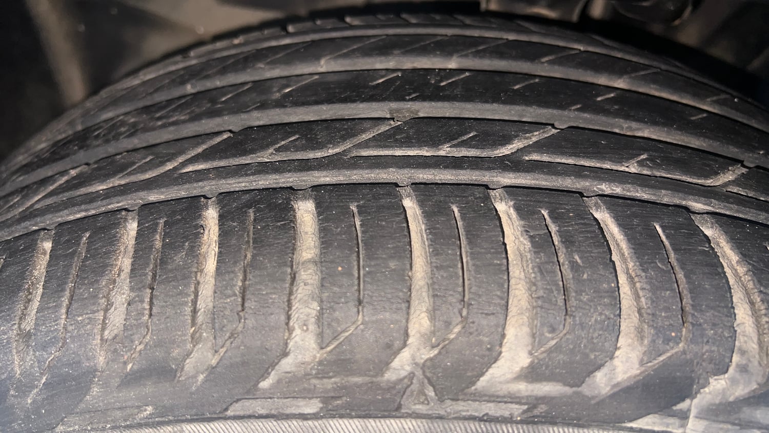 Used 2022 Jeep Compass Model S (O) 1.4 Petrol DCT Petrol Automatic tyres LEFT FRONT TYRE TREAD VIEW