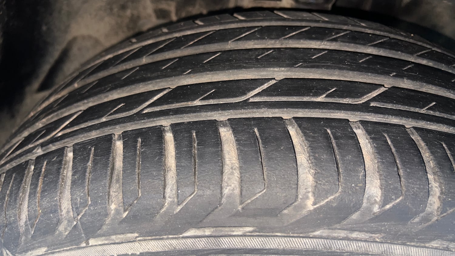 Used 2022 Jeep Compass Model S (O) 1.4 Petrol DCT Petrol Automatic tyres RIGHT FRONT TYRE TREAD VIEW