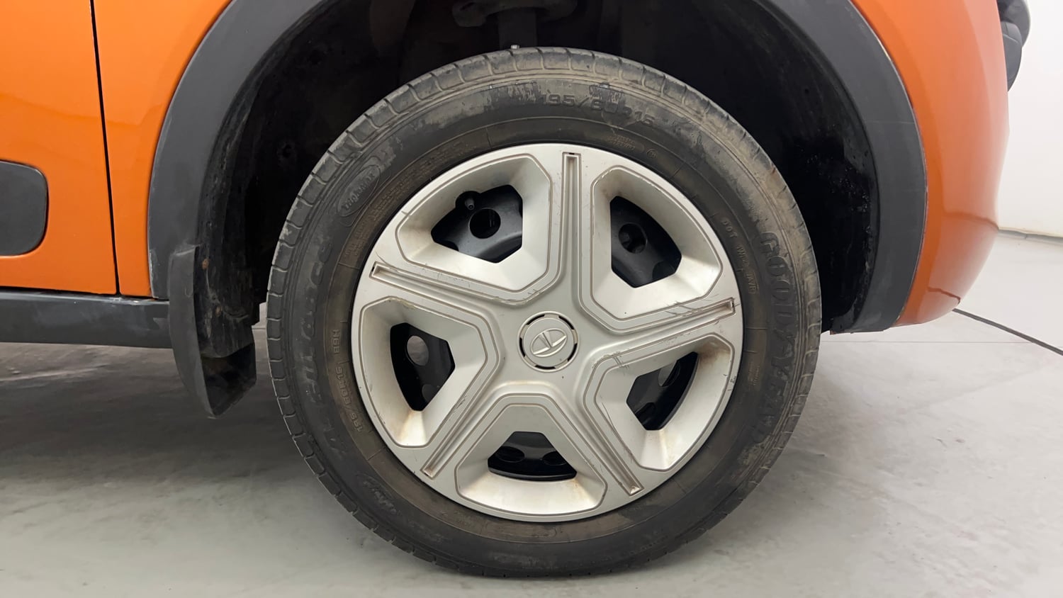 Used 2018 Tata Nexon XE Petrol Manual tyres RIGHT FRONT TYRE RIM VIEW