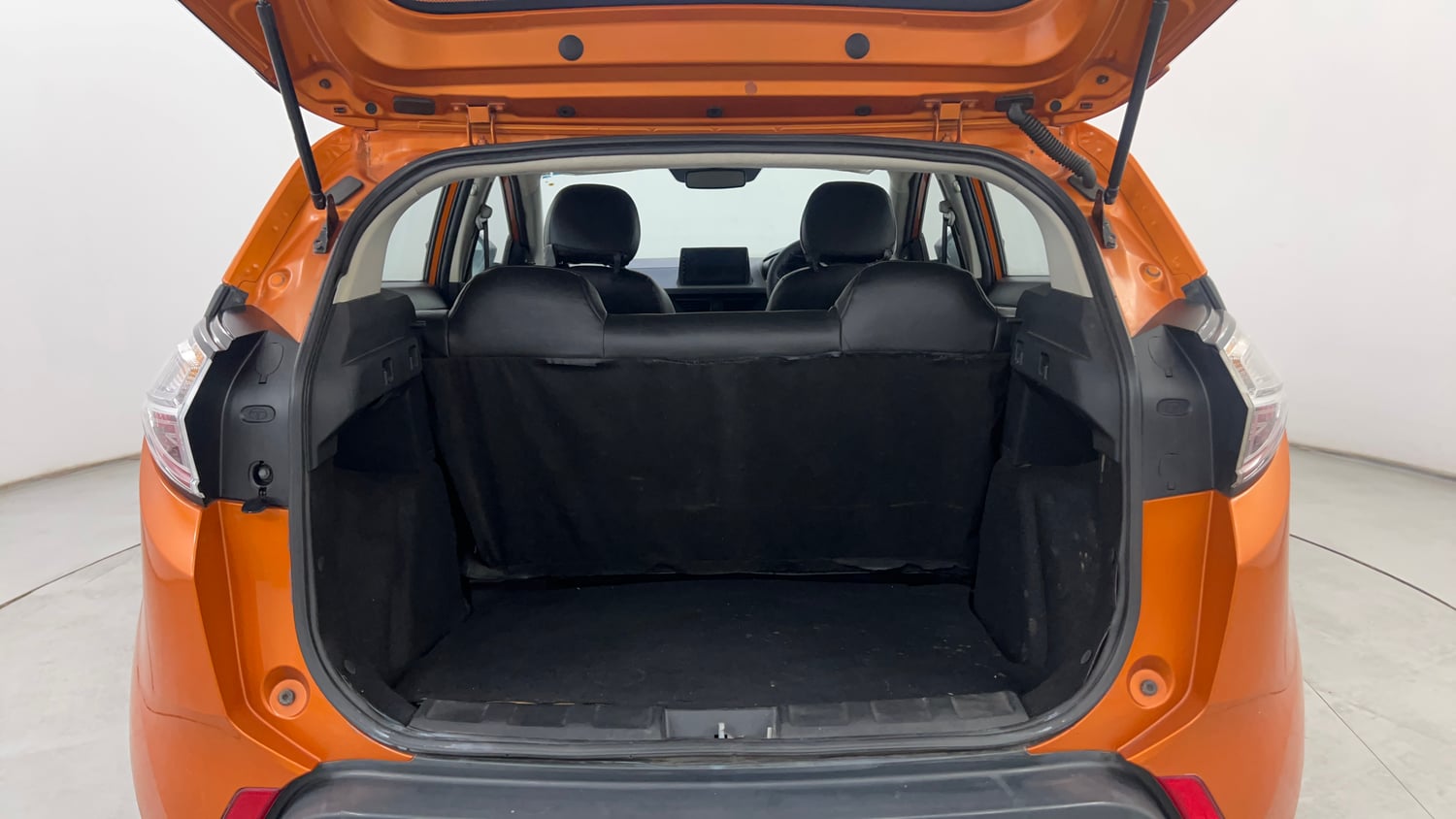 Used 2018 Tata Nexon XE Petrol Manual interior DICKY INSIDE VIEW