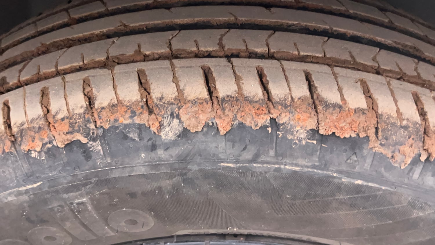 Used 2023 Tata Punch Adventure AMT Petrol Automatic tyres RIGHT FRONT TYRE TREAD VIEW