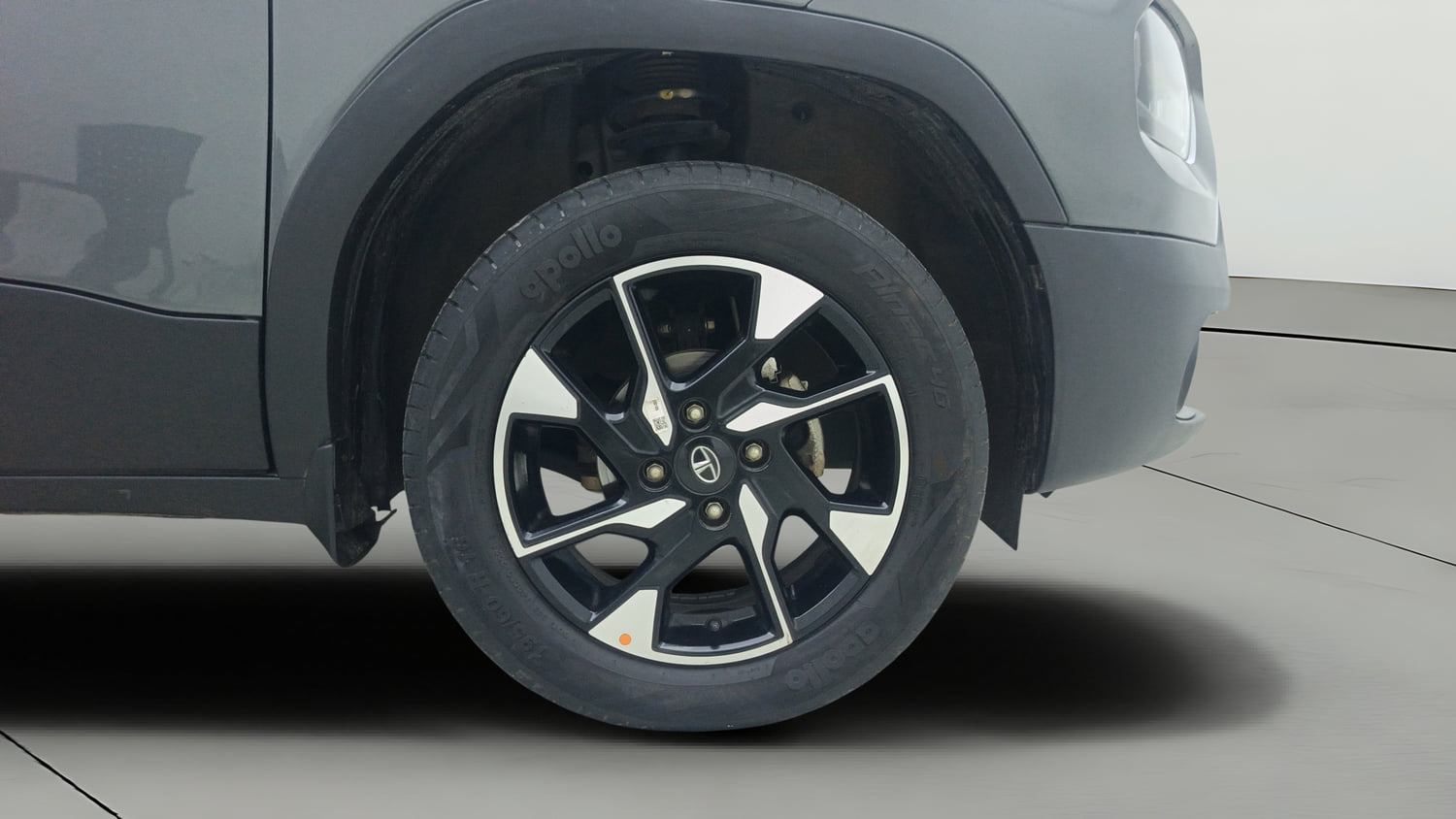 Used 2024 Tata Punch Accomplished Dazzle Pack MT Petrol Manual tyres RIGHT FRONT TYRE RIM VIEW