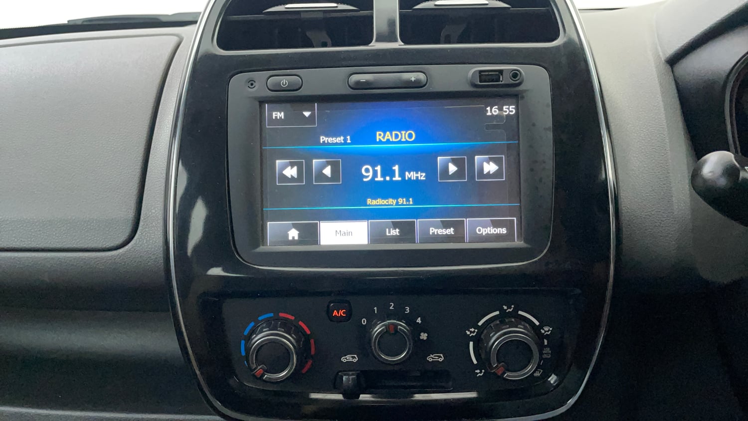 Used 2016 Renault Kwid RXT Petrol Manual interior MUSIC SYSTEM & AC CONTROL VIEW